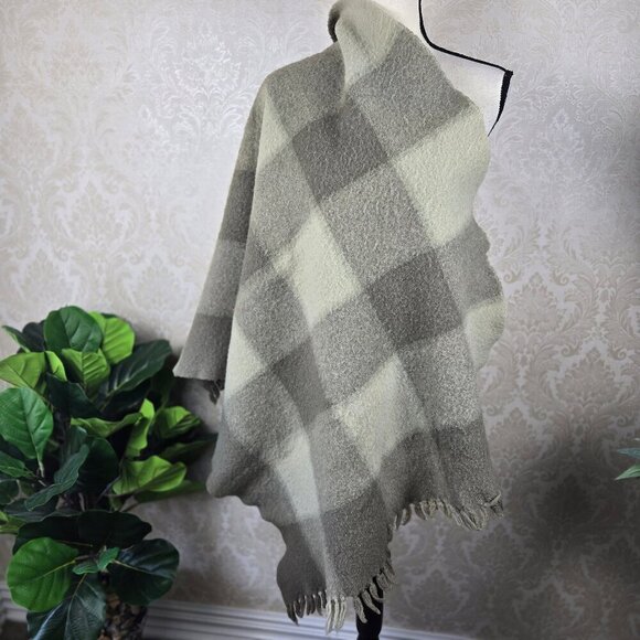 Large Scale Green Plaid Wool Lap Blanket with Fringed Ends Scarf Wrap - Picture 1 of 5